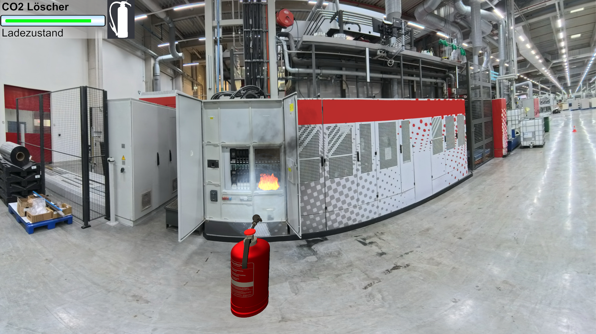 360-Grad-Ansicht eines virtuellen Brandszenarios: Ein brennender Schaltschrank in einer industriellen Produktionshalle.