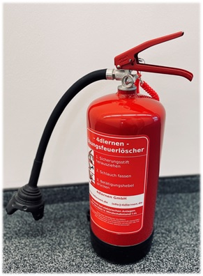 Detailaufnahme des virtuellen Dauerdruckfeuerlöschers der 4dlernen GmbH im Einsatz in einer Brandschutzunterweisung.