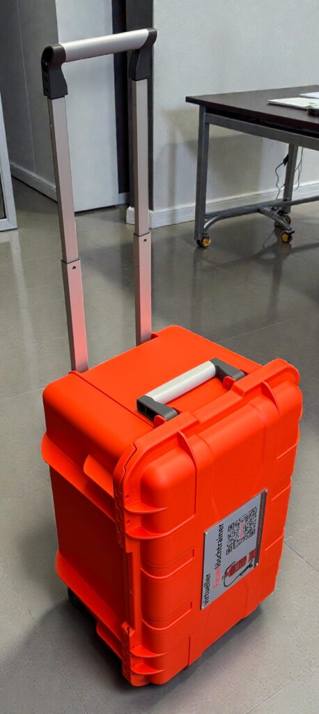 Geschlossener, robuster Transport-Schutzkoffer (Trolley) von 4dlernen GmbH mit Rollen und ausziehbarem Griff für die mobile Brandschutzausbildung.